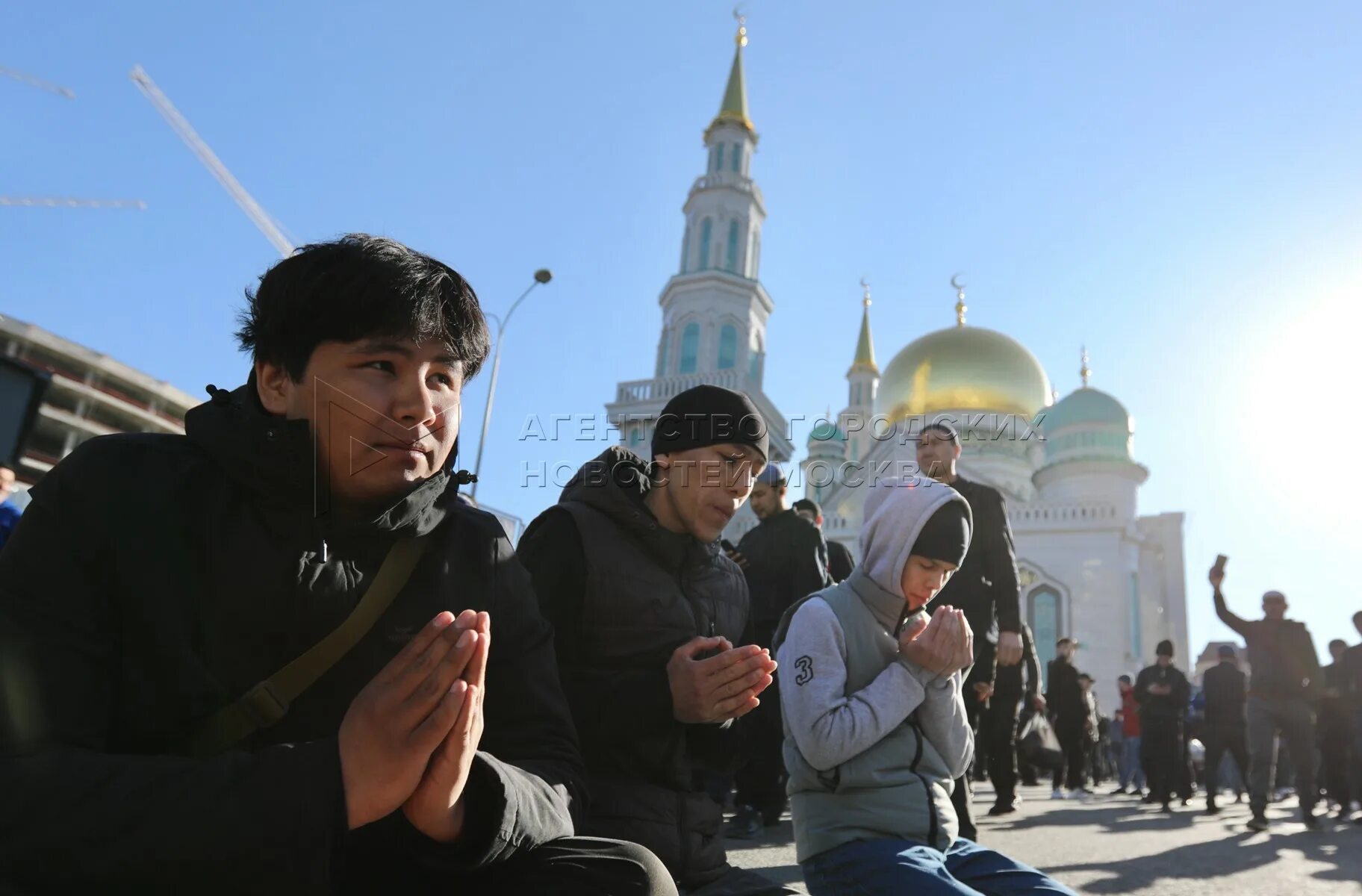 Праздник Ураза байрам Москва. Мусульмане в Москве. Мусульманский праздник в Москве. Фото мусульман.