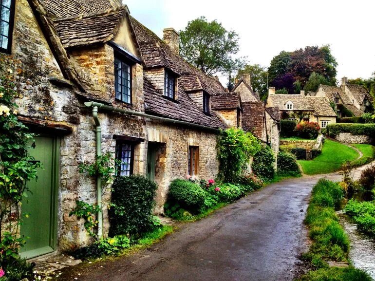 Towns in england. Котсуолд Хилс Англия. Котсуолдс Великобритания деревня Бибури. Бибери деревня в Англии. Бибери, Англия, Великобритания.