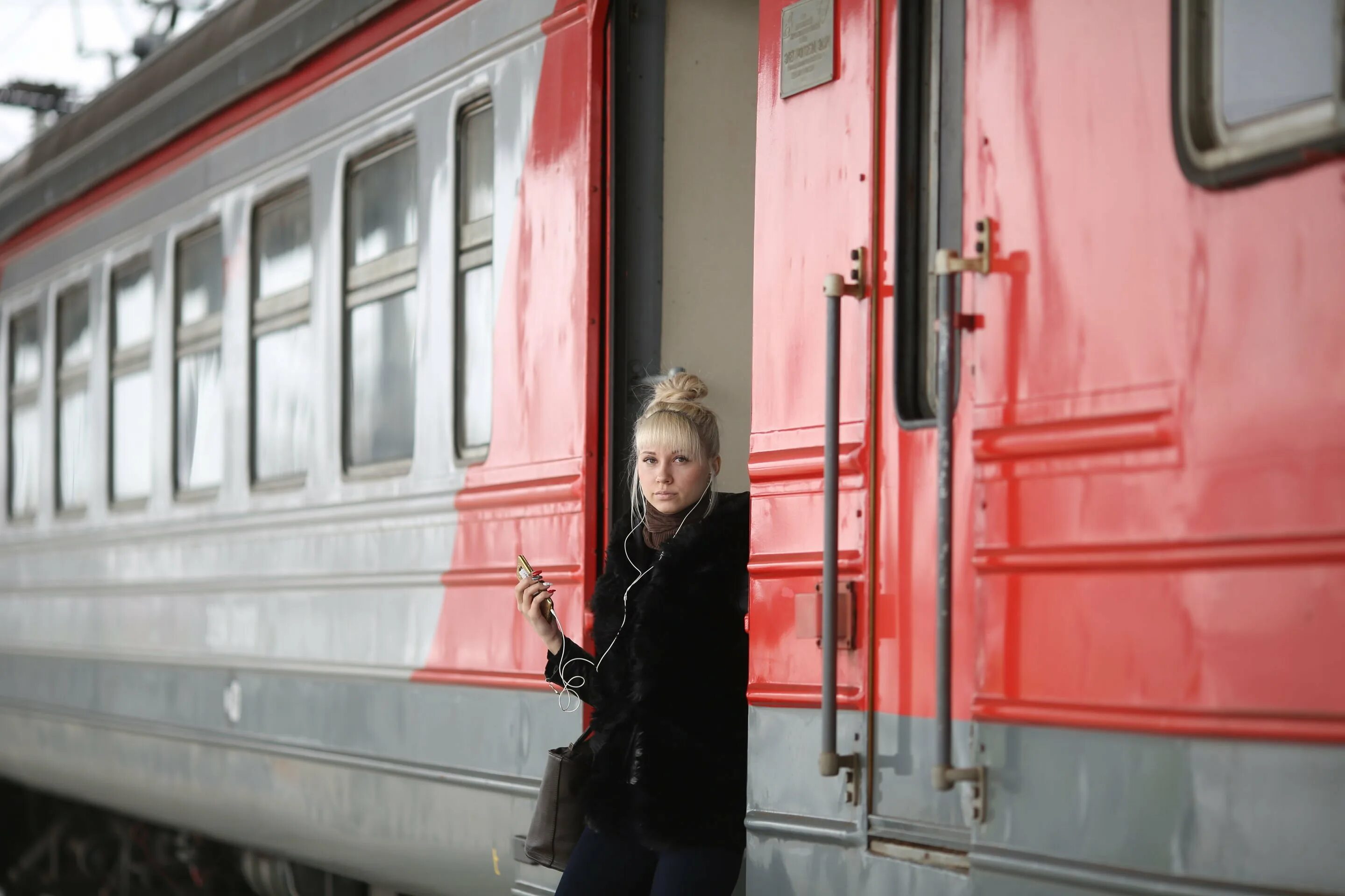 Девушка в поезде выйдет. Красивые девушки в поезде. Женщина в трамвае. Девушки в электричке летом. Молодая женщина в электричке.