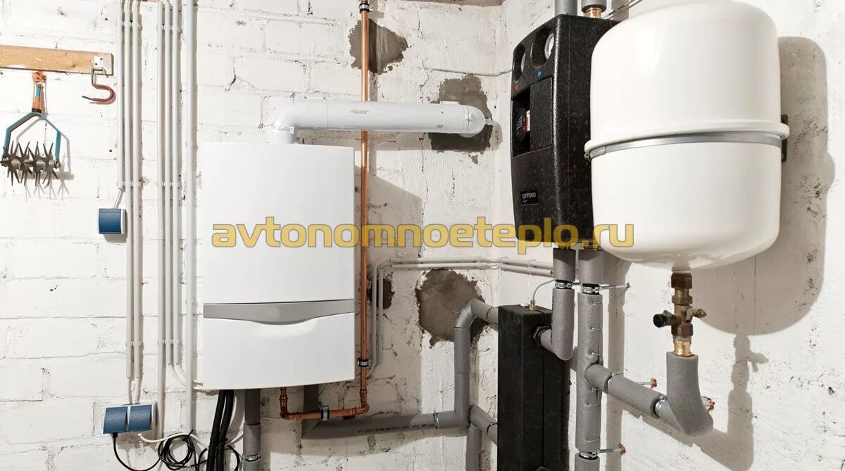 Установить турбированный котел. Отвод коаксиального дымохода 90 с конденсатоотводом. коаксиальный котел с 2 отводами. конденсатоотводчик для коаксиального дымохода. вертикальный дымоход для турбированного котла.
