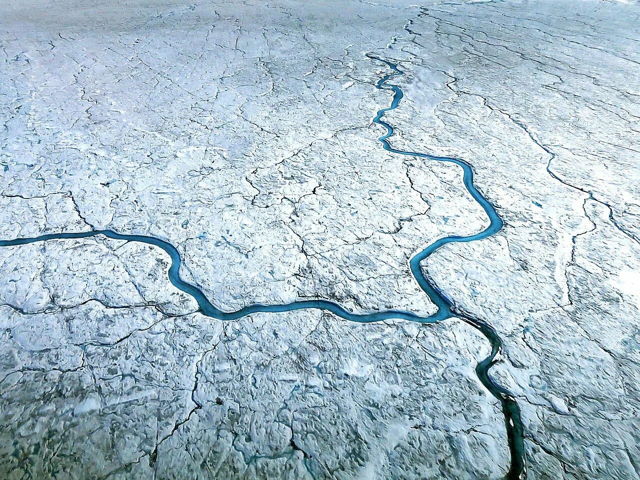 Трещины на льду. Реки Гренландии. Красивые трещины. Трещины в леднике.