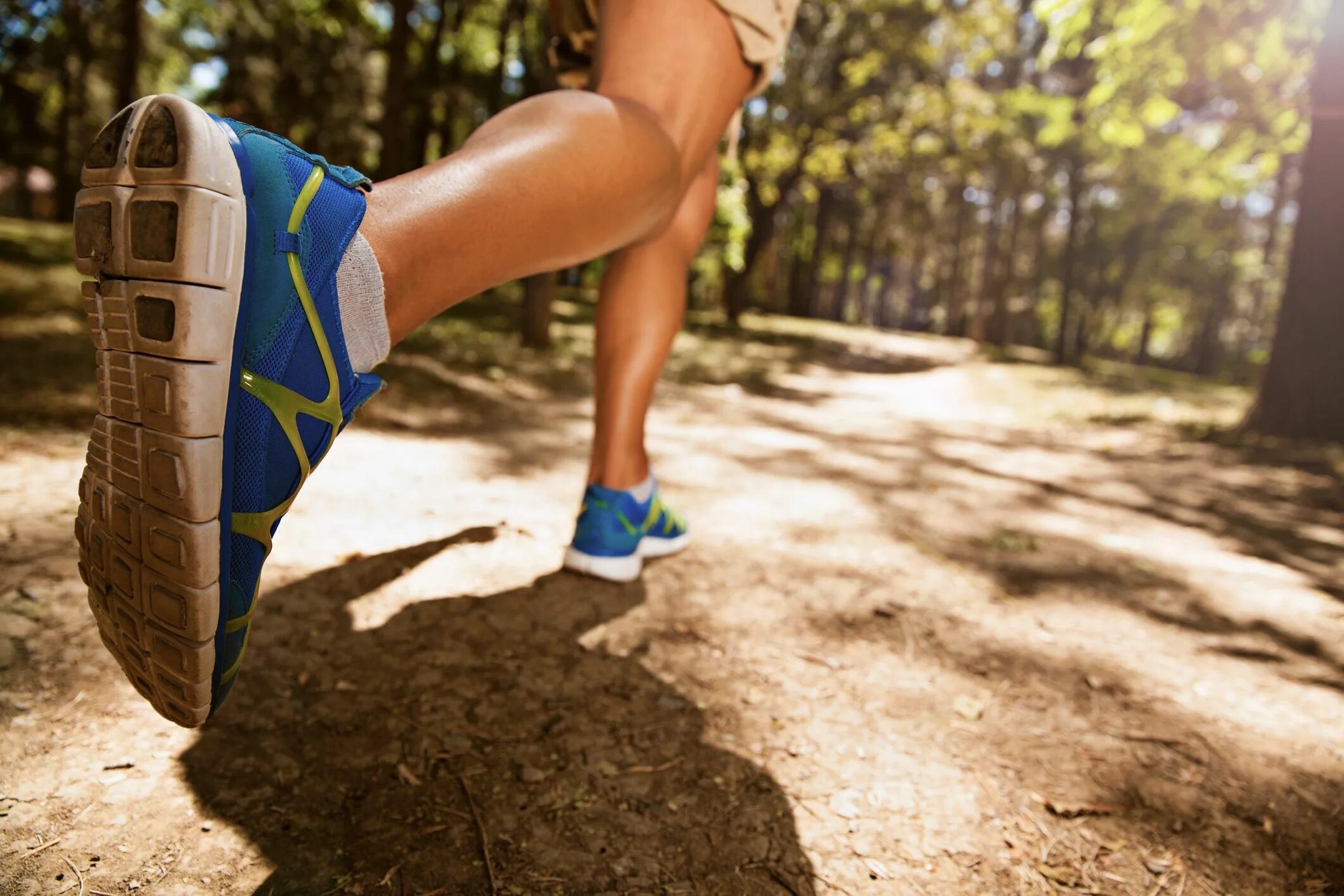 Run up part. Кроссовки для бега с юбкой. спортивный вверх nike. бег кроссовки дорога. running shoes down view.