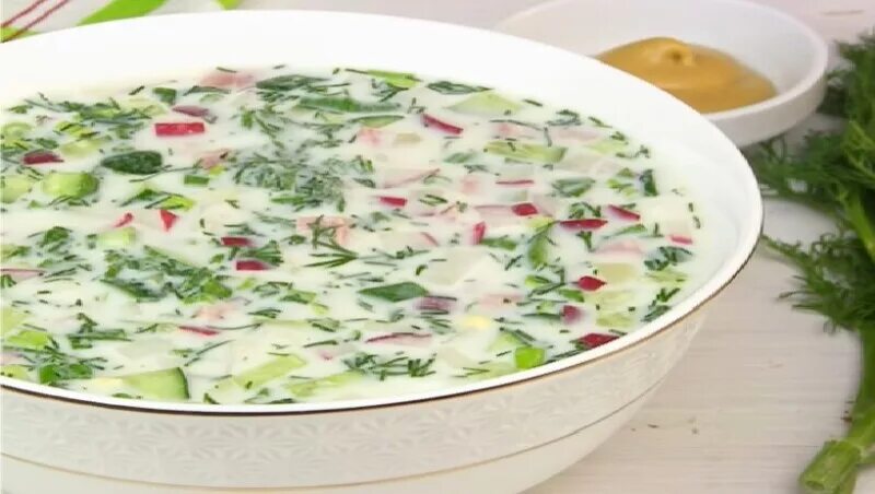 Рецепт окрошки классической с колбасой на сметане. Классическая окрошка с колбасой. окрошка на квасе. окрошка на кефире с минералкой и колбасой. окрошка рецепт классическая с колбасой.