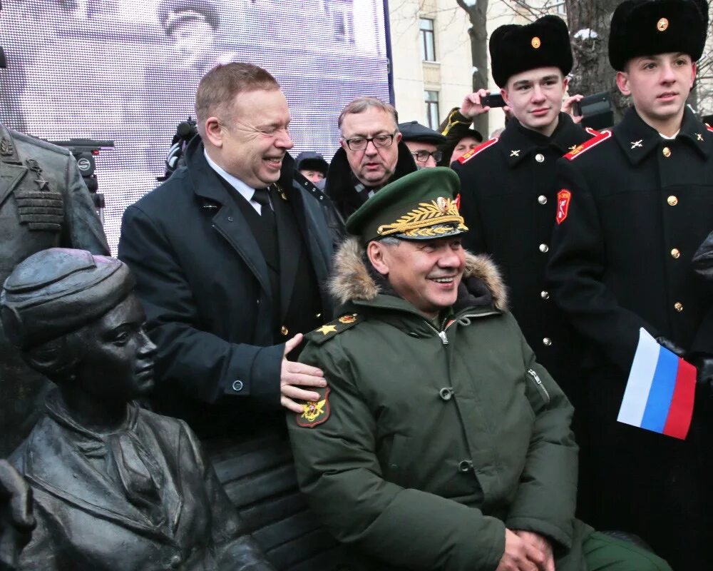 Памятник офицеры на Фрунзенской набережной. Памятник Лановому и Юматову в Москве. Памятники возле Министерства обороны в Москве. Памятник у Министерства обороны офицеры.