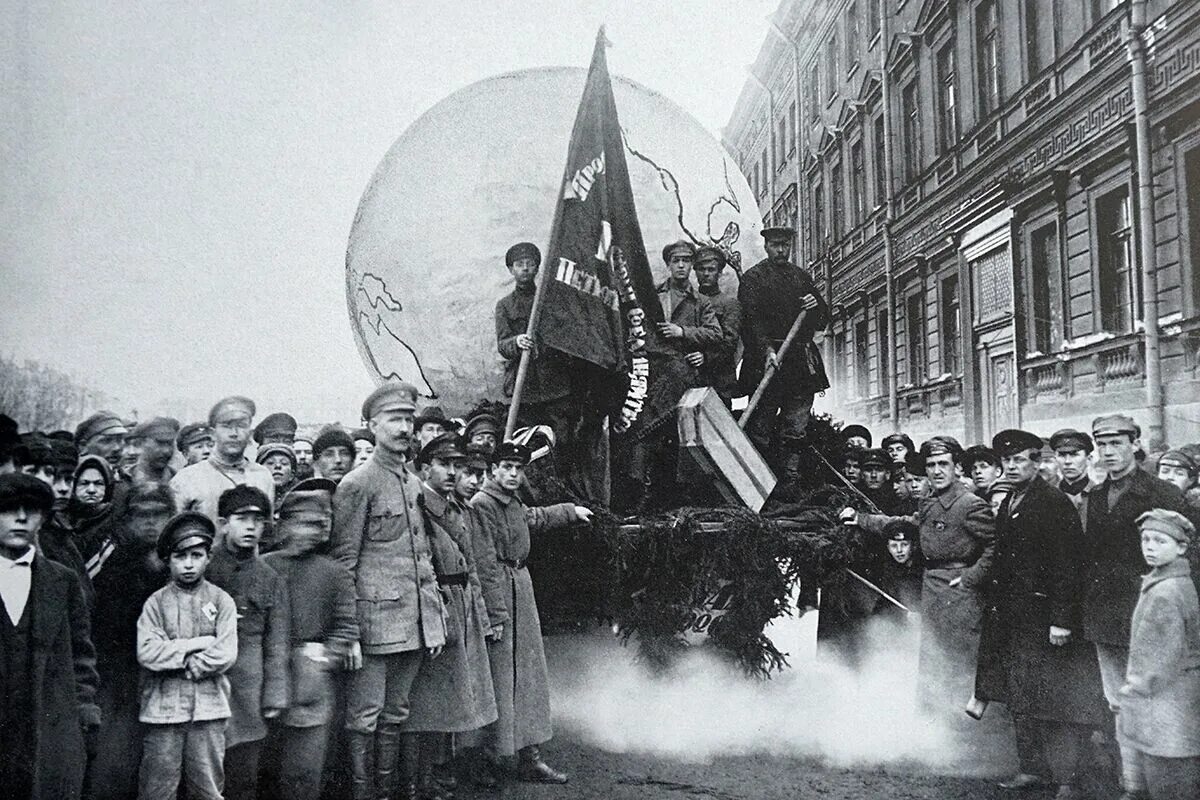 Демонстрации на 1 мая 1920 годы. Демонстрация детей в Петрограде в 1920 году. Столкновения 1 мая 1920 года Франция. Всемирная революция 1920. Сколько погибло в революцию