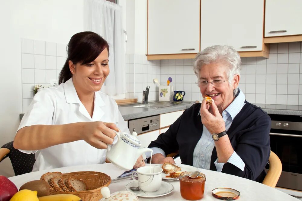 Как вести себя с пожилым человеком. Пенсионеры на кухне. Завтрак для пожилых людей. Пожилые домохозяйки. Кухня для пожилых людей.