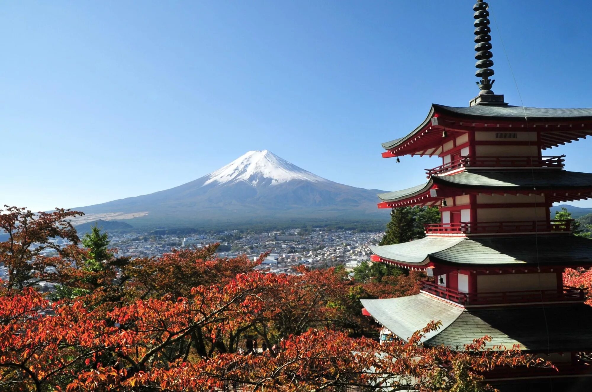 Гора Фудзияма в Японии. Токио вулкан Фудзияма. Япония Фудзияма Сакура храм. Гора Фудзи в Японии.