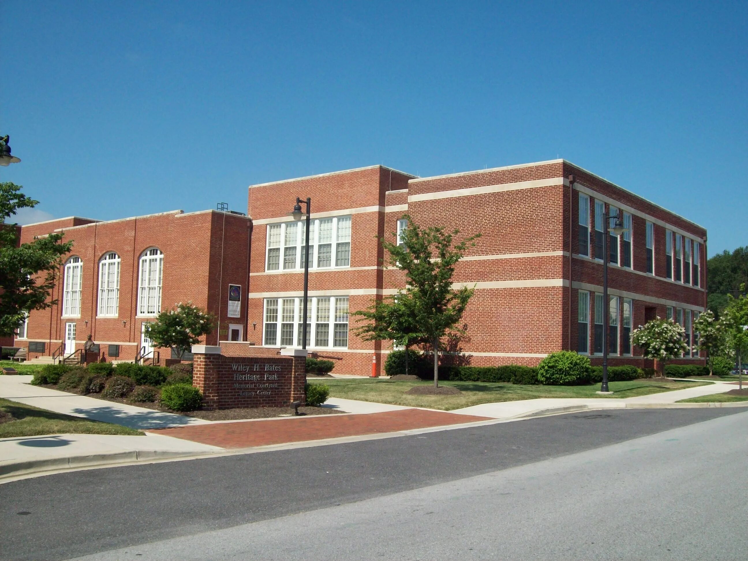 School building. Хай скул школа в США. Средняя школа в США снаружи. Здание средней школы Америка. Логанвилль США средняя школа.