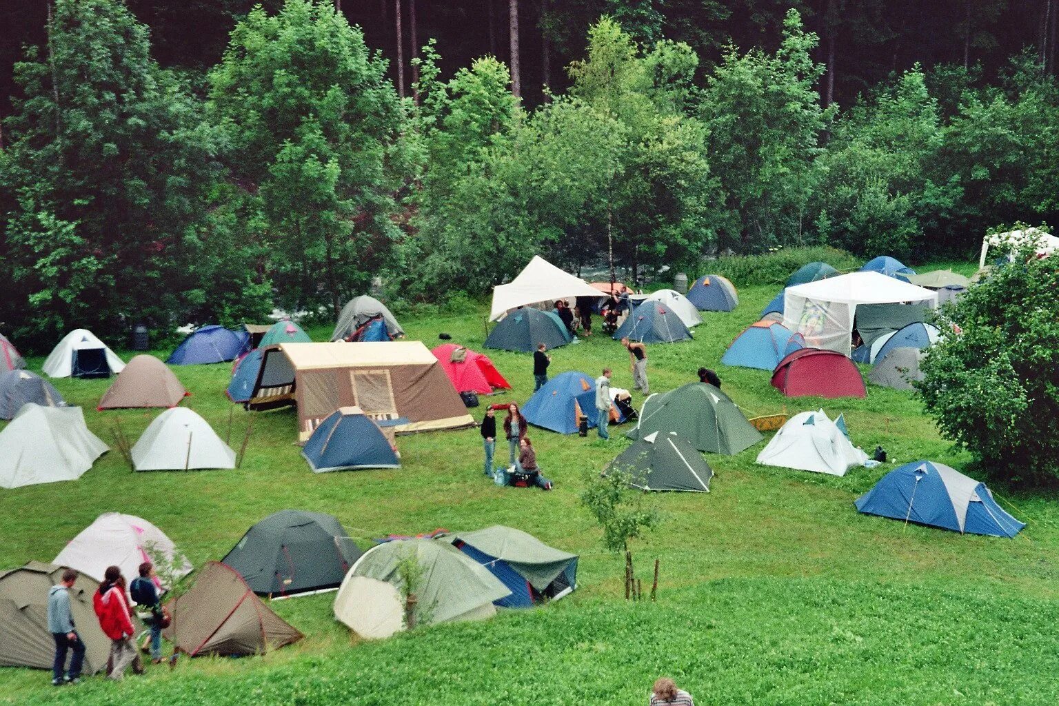 Camping rus. Палаточный лагерь Camp 2050. Палаточный лагерь Висимские Поляны. Палаточный кемпинг Висимские Поляны. Глэмпинг палаточный лагерь.