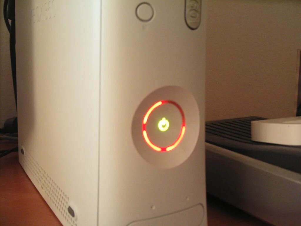 Красное кольцо смерти xbox 360. Три красных огня xbox 360. Xbox 360 red ring of death. Xbox 360 slim 3 красных огня. Три огня xbox 360.