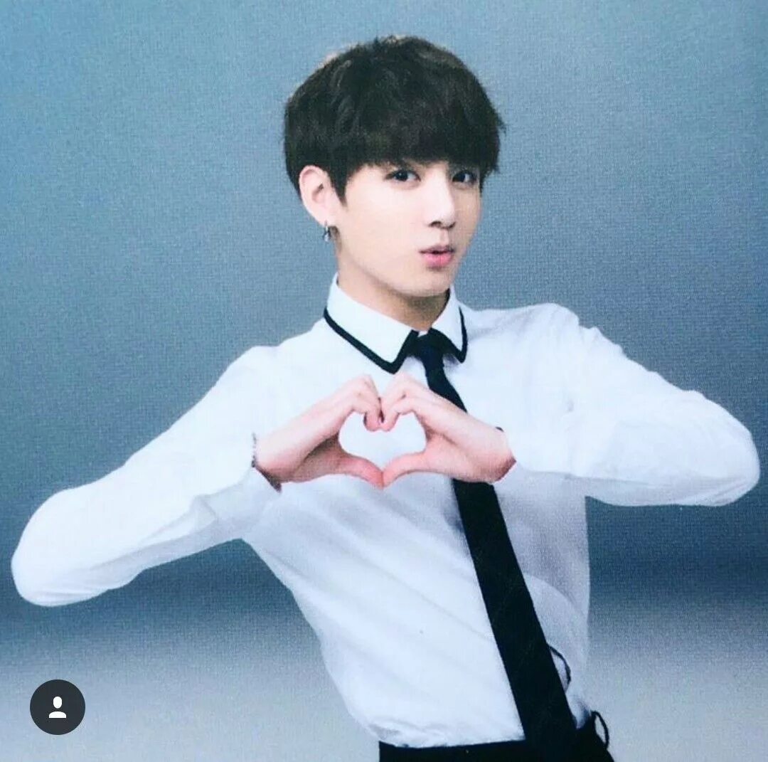 Jung kook standing. Чонгук Саранхэ. BTS Саранхэ. Чонгук показывает сердечко. Jungkook показывает сердечко.