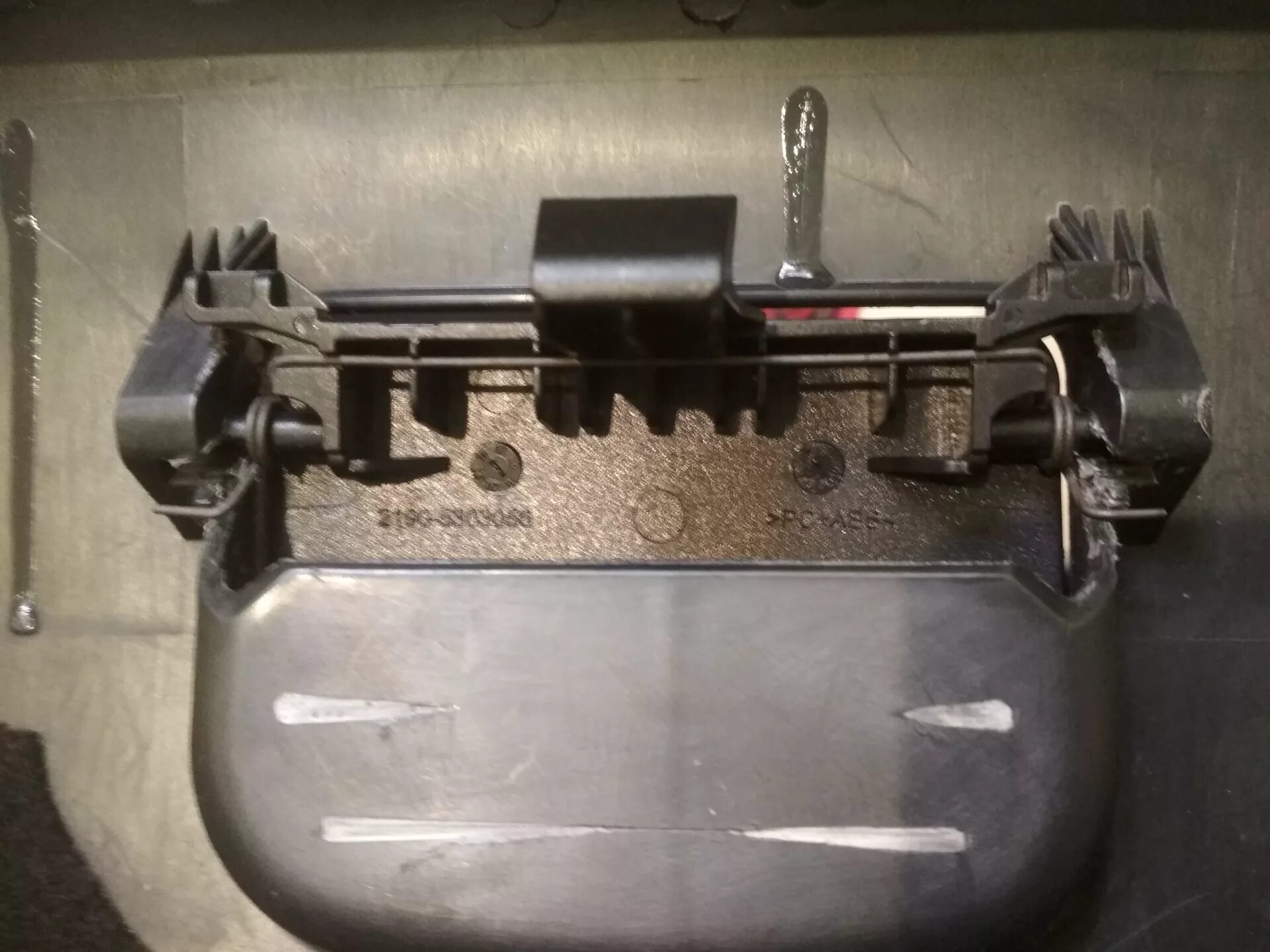 Как поменять ручку бардачка. Как поменять ручку бардачка. Как поменять ручку бардачка. Замок бардачка лада гранта. Замок крышки бардачка лада гранта лифтбек.