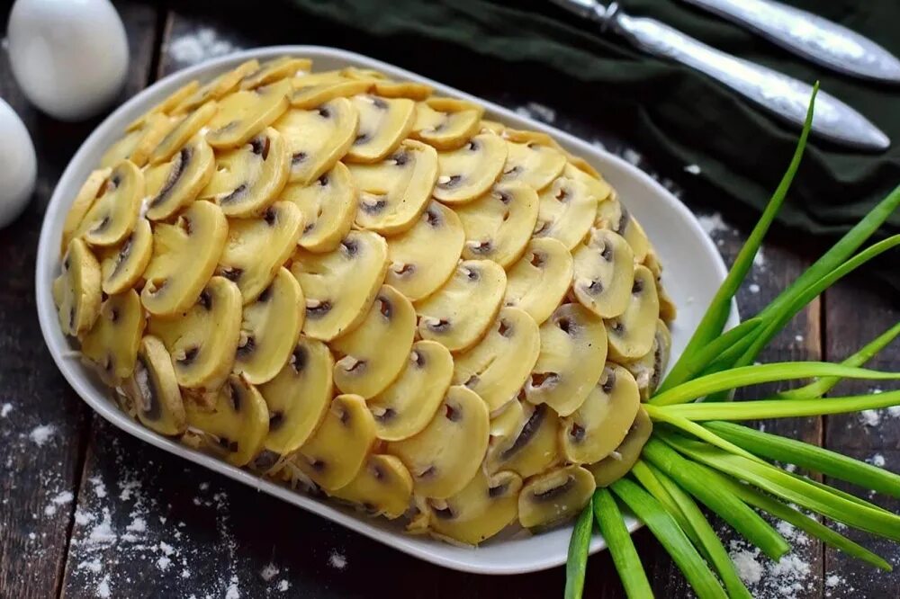 Салат в виде ананаса. Салат с ананасом. салат с ананасом и шампиньонами. салат в форме ананаса с курицей.