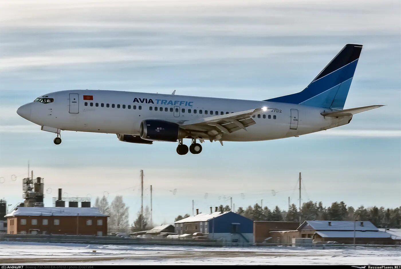 Avia traffic класс ц. Самолеты кыргызстана авиатрафик. Боинг 737 авиатрафик. Avia traffic company самолеты. Boeing 737-300 avia traffic.