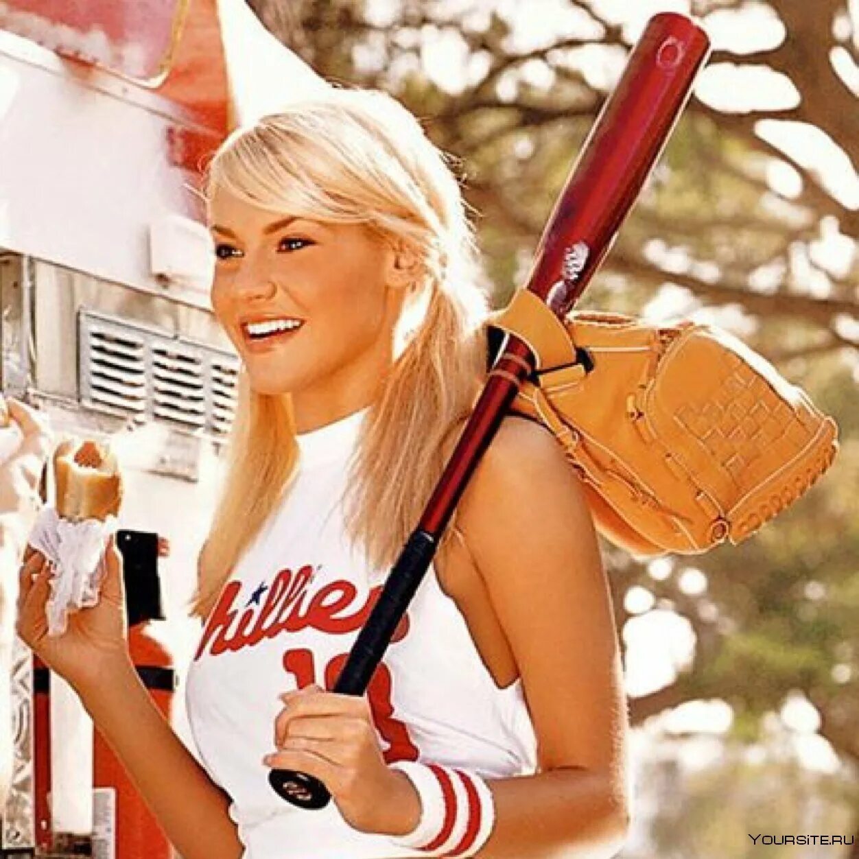Фотосессия с битой. Фотосессия с бейсбольной битой. Девушка с битой харли квинн. Девушка с битой в руках. Фотосессия с битой.