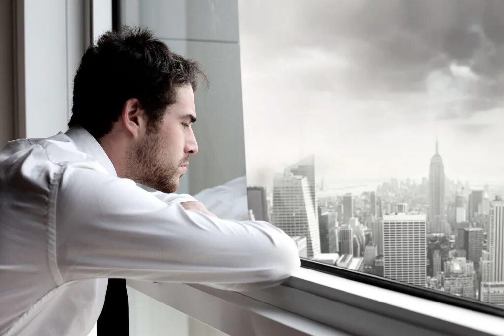 Человек у окна. Человек в городской среде фото. Памятник мужчине. Друзья и встречи. Мужской портрет в городе.