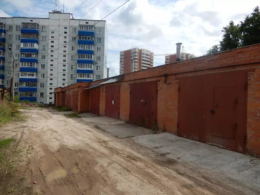 Под многоквартирным домом гараж. Гараж в многоквартирном доме. гаражи в многоэтажках. гараж рядом с многоквартирным домом. гараж во дворе.
