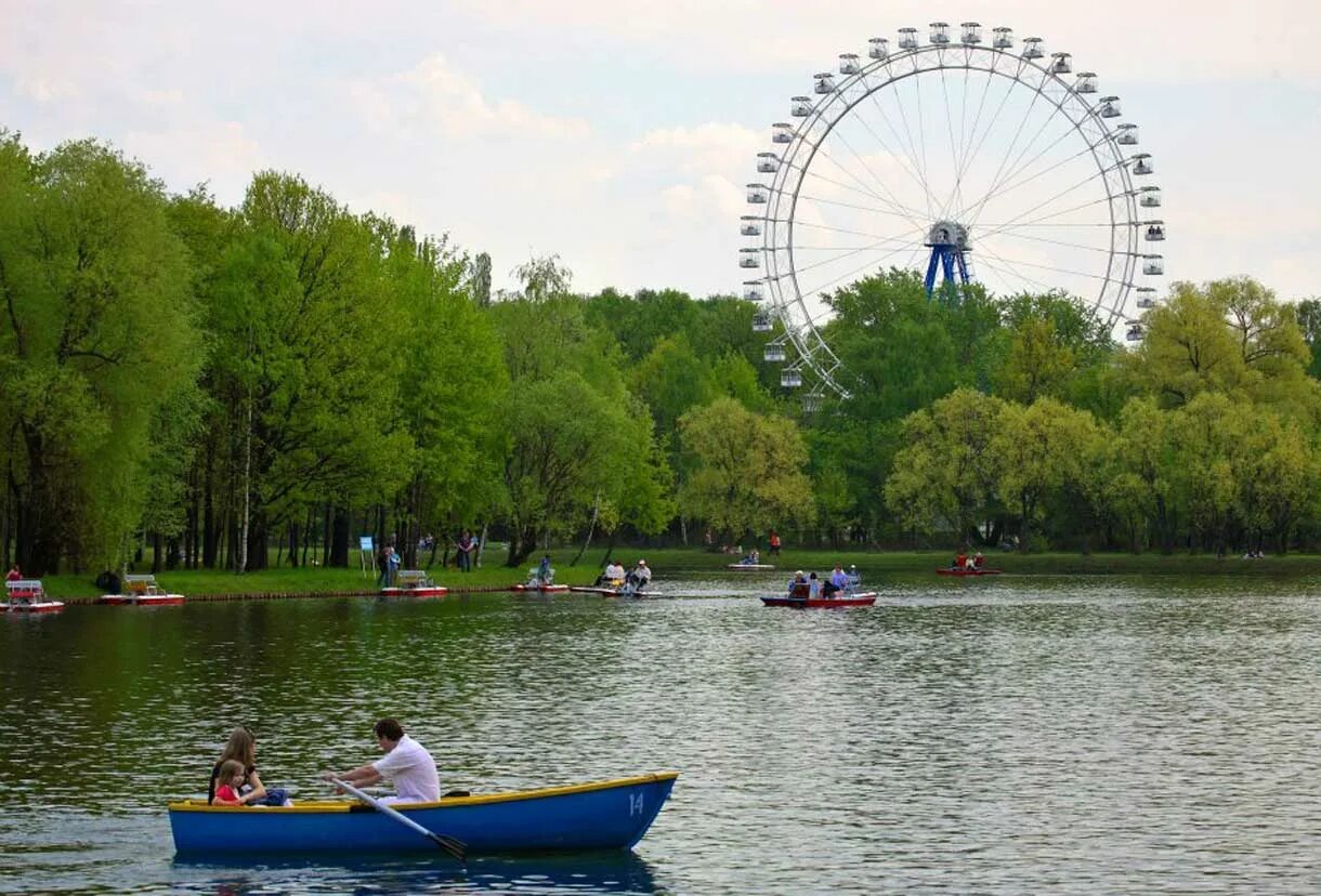 Парке горького москва. Парк культуры горького. Лодочная станция измайловский парк. Гатчина парк. Парки москвы.