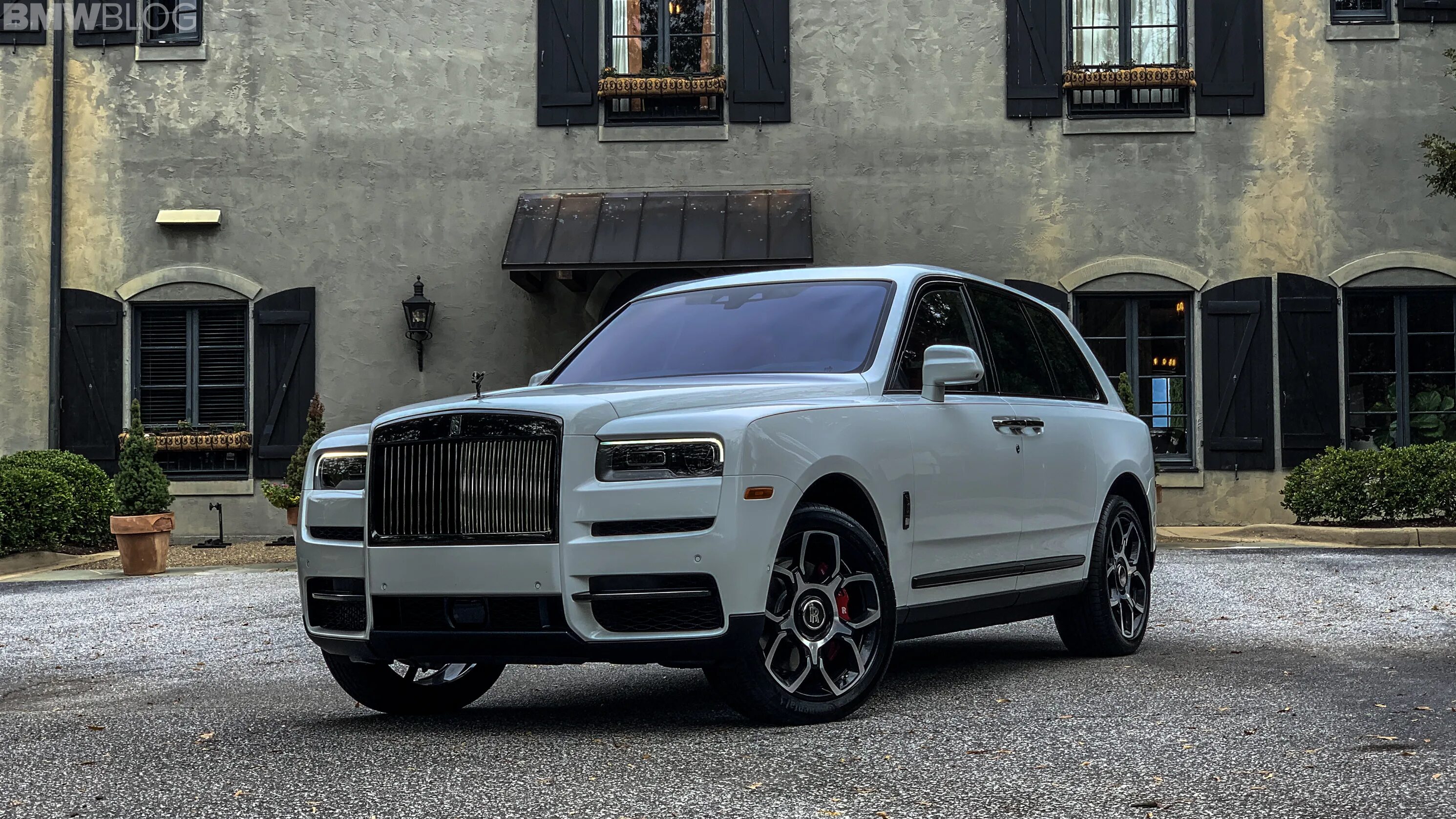 Роллс ройс калинан. Rolls Royce Cullinan. Rolls Royce Cullinan Black. Rolls-Royce Куллинан. Машина Rolls Royce Cullinan.