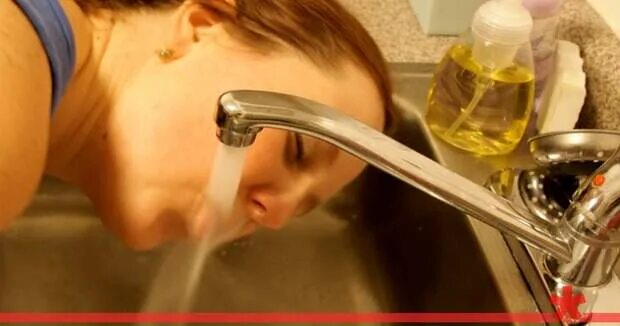 Можно ли пить из горячего крана. Вода из под крана. пьет из крана. девушка пьет из крана. отравление водой из под крана.