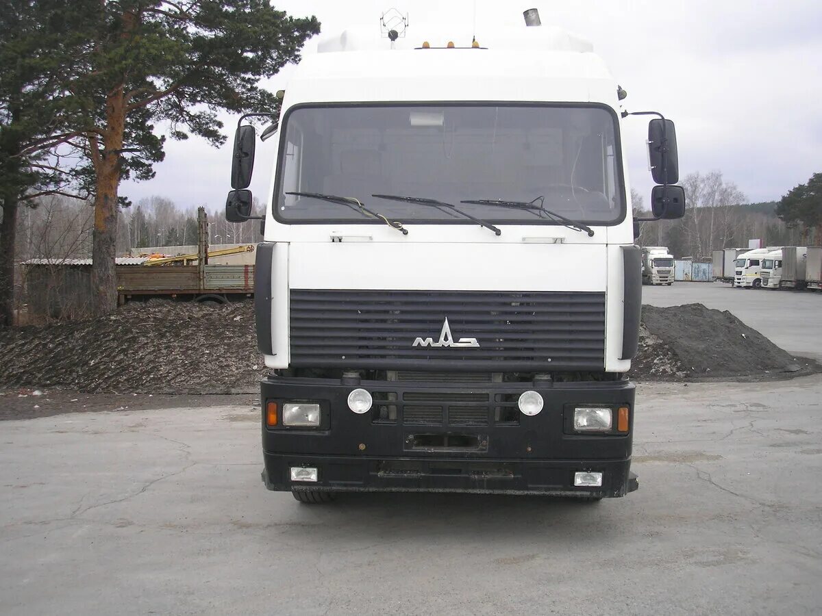 Бел маз. Дорожный самосвал маз 5551. Маз белый спереди. Завод маз в белоруссии. Маз 6304.