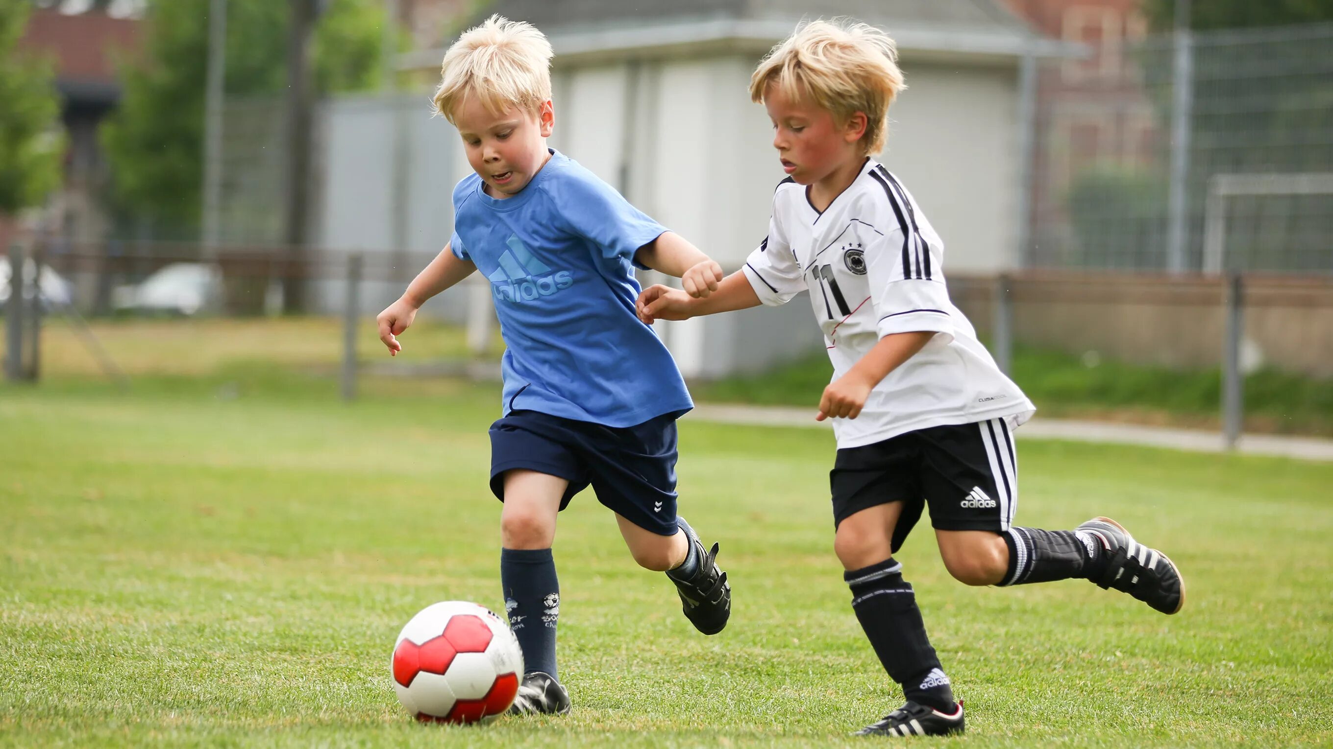 Детские травмы фф. Футбол дети. Детский спортивный травматизм. Дети играют в футбол. Травмы в детском спорте.