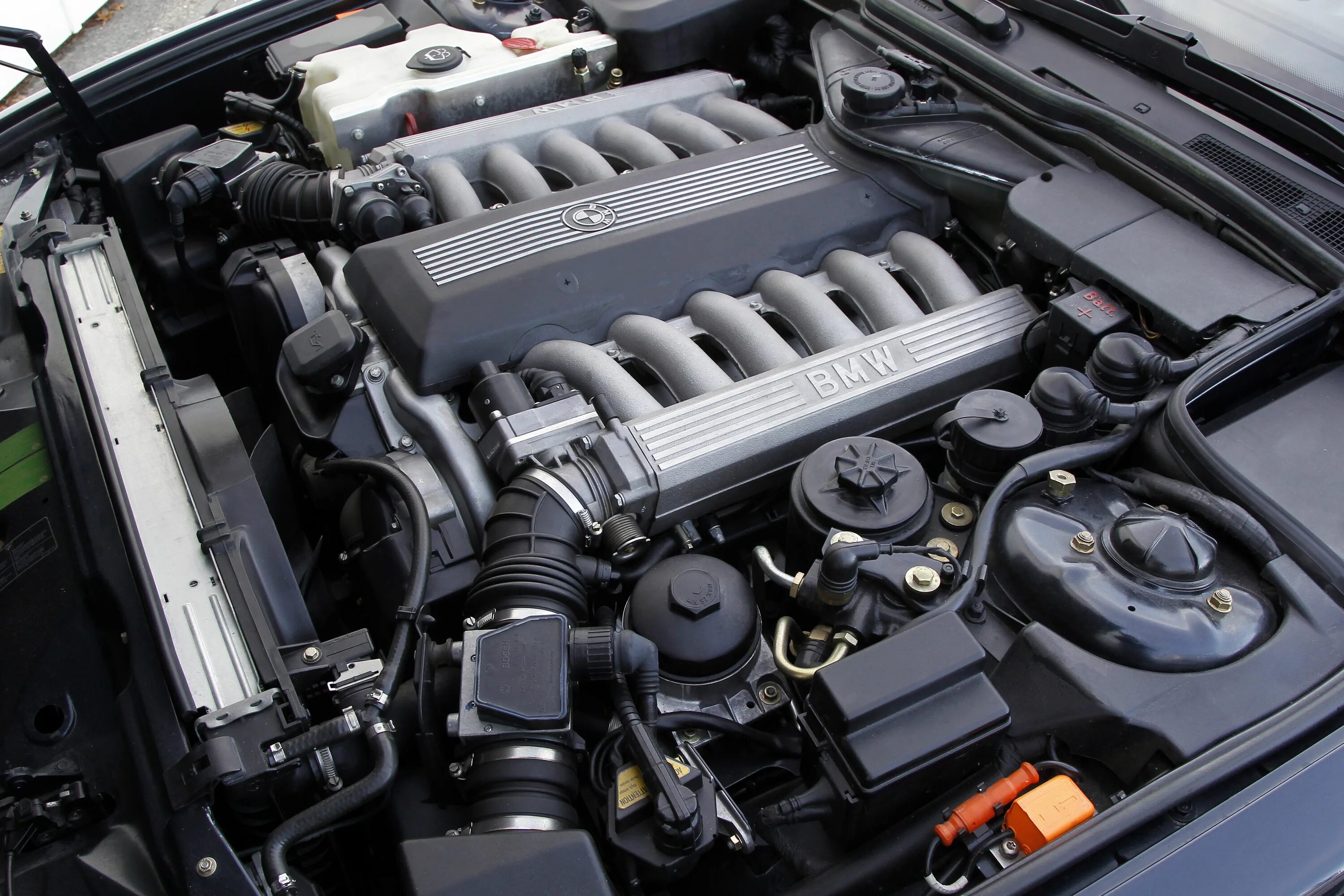 БМВ е38 750 v12. БМВ 750 е32 v16. Мотор v12 БМВ. BMW e32 v12.