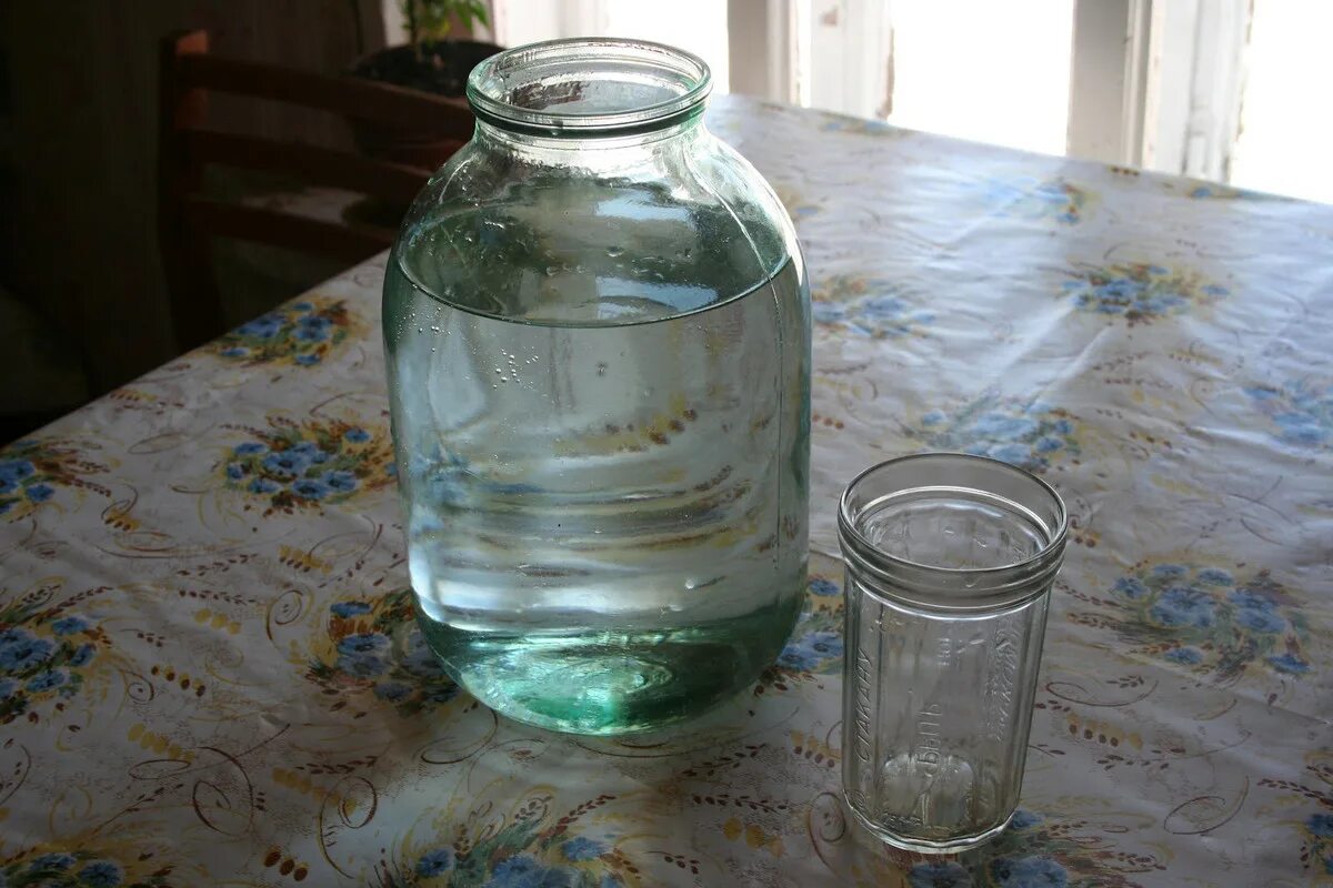 Почему в банке вода. Данке на воде. трехлитровая банка с водой. 3 литровая банка с водой. самогон в банке.