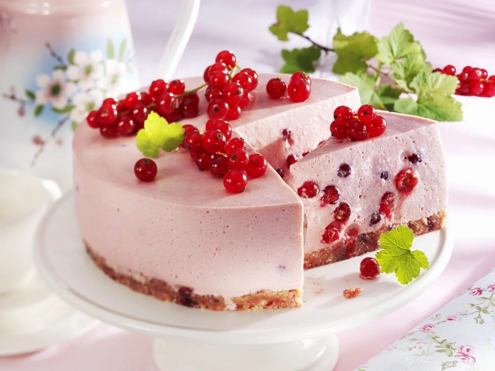 Десерты из смородины. Сироп из черной смородины. Мусс черная смородина. Мороженое сорбет черная смородина. Суфле холодный десерт.