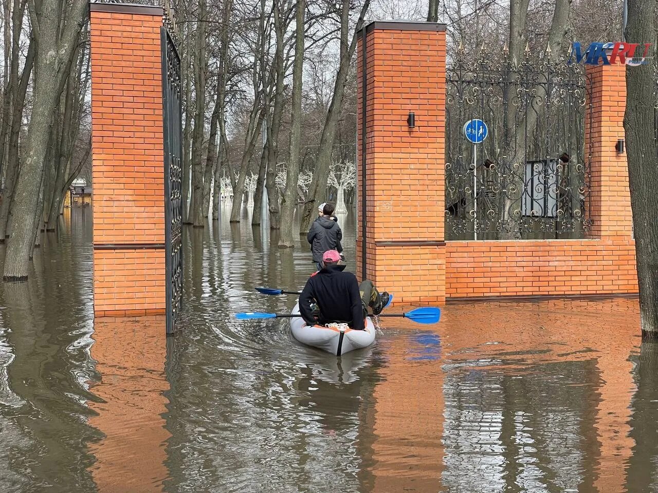 Разлив оки в рязани сегодня 2024. Разлив Оки в Рязани 2023. Разлив в лесопарке Рязань 2023. Разлив Оки в Рязани. Лесопарк разлив.