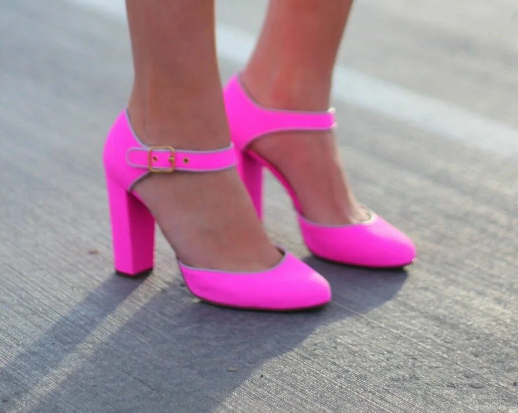 Туфли фуксия Clarks. Туфли розовые. Ярко розовые туфли. Розовые туфли на каблуке. Розовые туфли есть