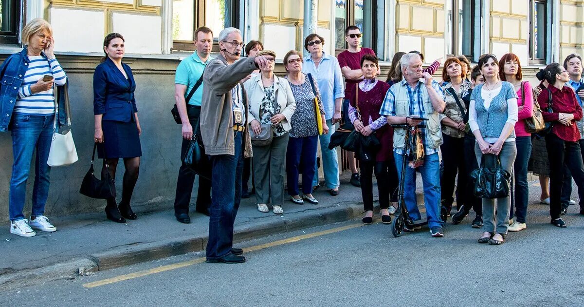 Экскурсия прошла организовано. Пешеходная экскурсия. Экскурсовод на экскурсии. Экскурсовод Москва. Экскурсия с гидом.