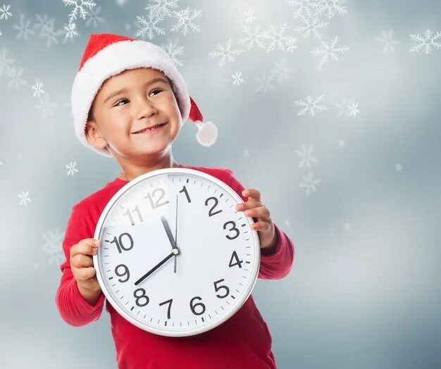 1 час новый год будет. Часы новый год для детей. Часы новогодние на фоне игрушек. Новогодние часы фото для детей. Который показывает новый год час.