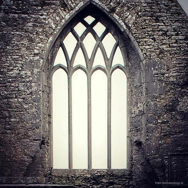 В замках были окна. Готика стрельчатые оконные проемы. Готика стрельчатые оконные проемы витражные. Готическая архитектура средневековья окна. Окно в замке.