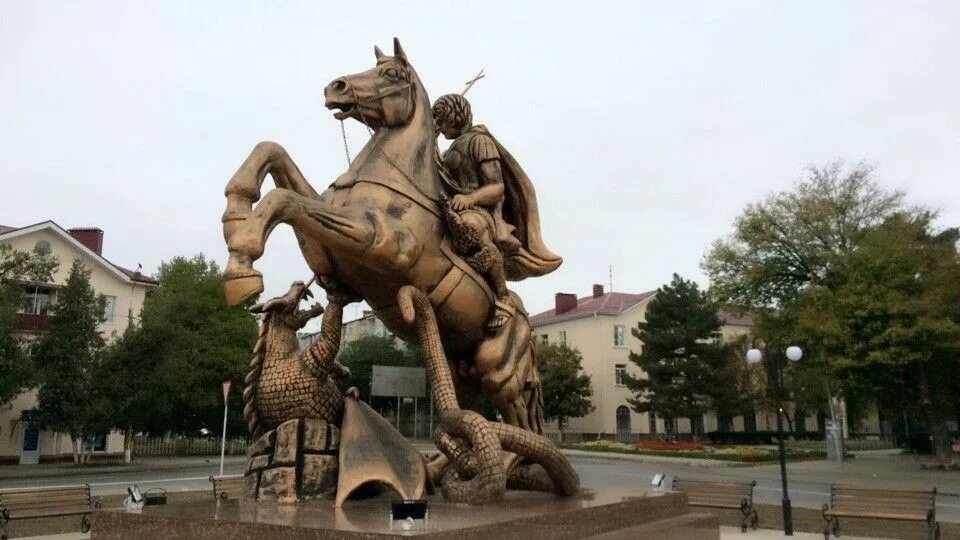 Памятники георгиевск. Памятник Георгию Победоносцу в Георгиевске. Статуя Георгия Победоносца в Георгиевске.