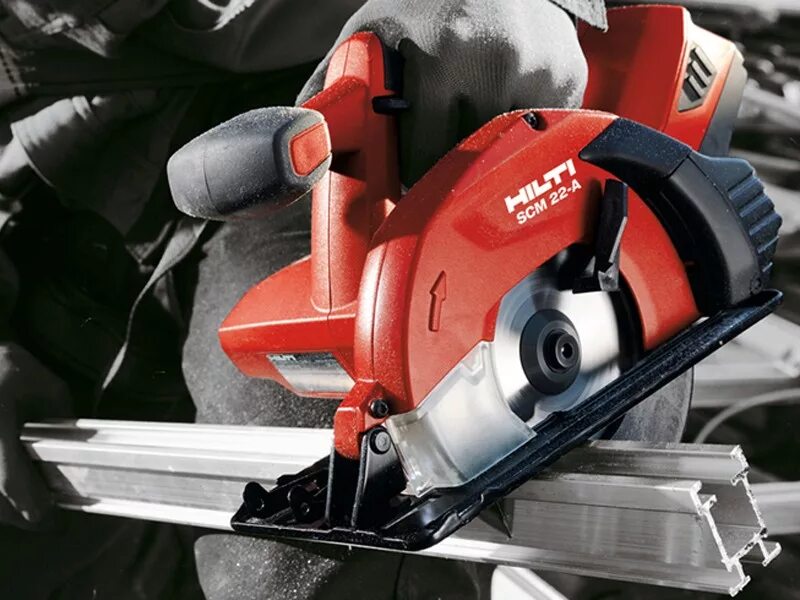 Циркулярная пила на аккумуляторе. Дисковая пила по металлу Hilti SCM-22a. SCM 22-A аккумуляторная циркулярная пила по металлу. Торцовочная пила Hilti. Циркулярная пила хилти аккумуляторная.