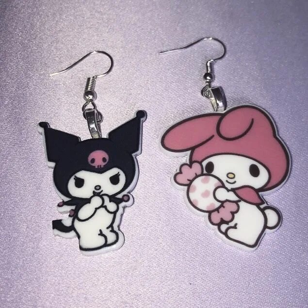 Сережки с мелоди и куроми. Серьги kuromi. Сережки хелло китти sanrio. Серьги хелло китти куроми. Серёжки с май мелоди.