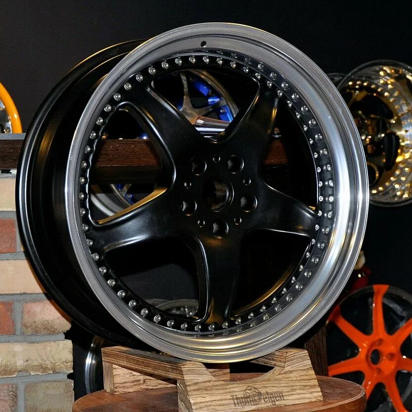 Фото литых. Литьё r15 Formula с вылетом. Литье Boss r17. Диски BBS CL-R R-17 5-144.3 черный глянец. Литье р17 с полкой.