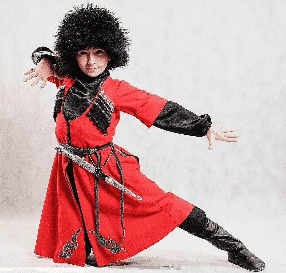 Национальный костюм азербайджанцев черкеска. Черкеска грузинский национальный костюм. Черкесы (народ, карачаево-черкесия). Чоха грузинская национальная одежда. Грузинская национальная одежда для детей.