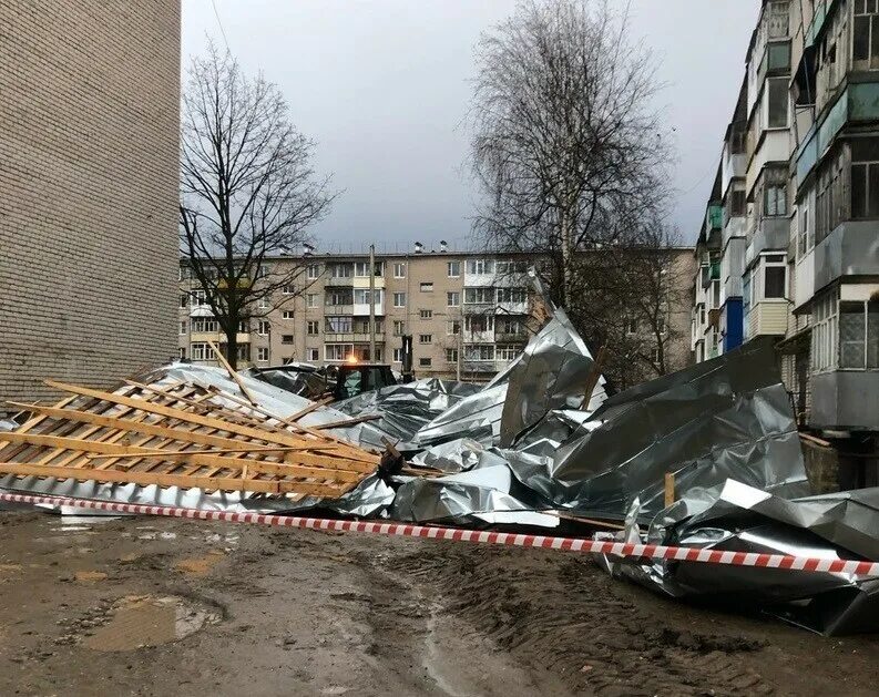 Ураган в Вологде 2010. Снесло крышу в Шексне Вологодской области. Ураган в Вологде 2006. Снесло крышу.