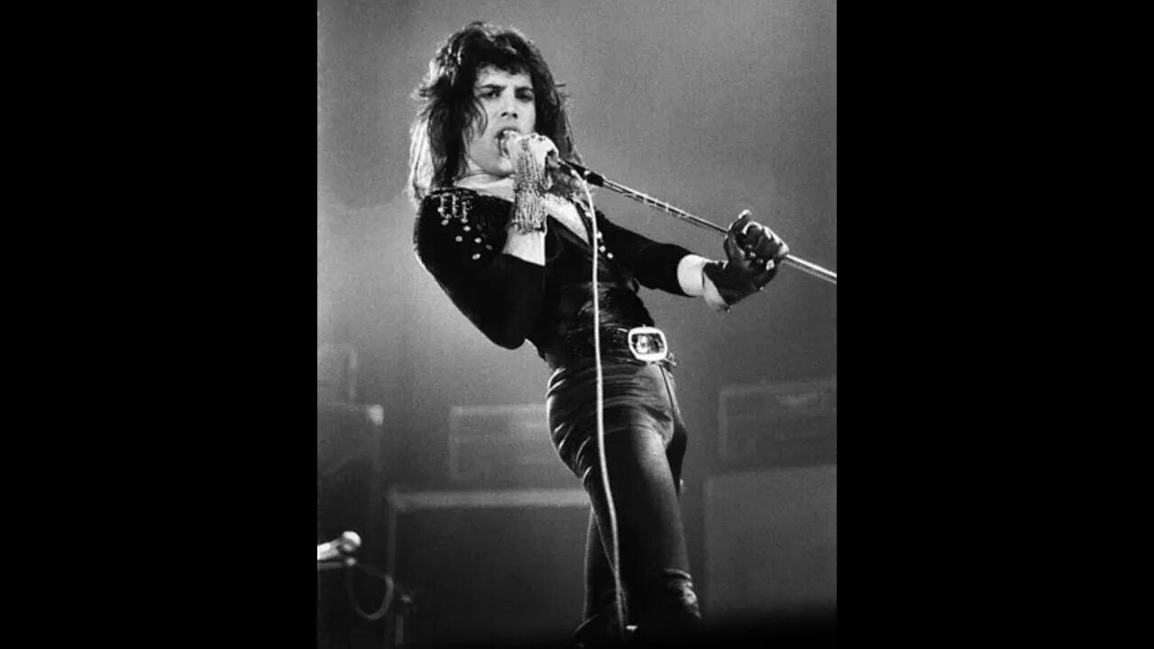 Crazy living. Queen Stone Cold. Фредди Меркьюри Stone Cold Crazy. Queen - Stone Cold Crazy Live. Лондон 1974.