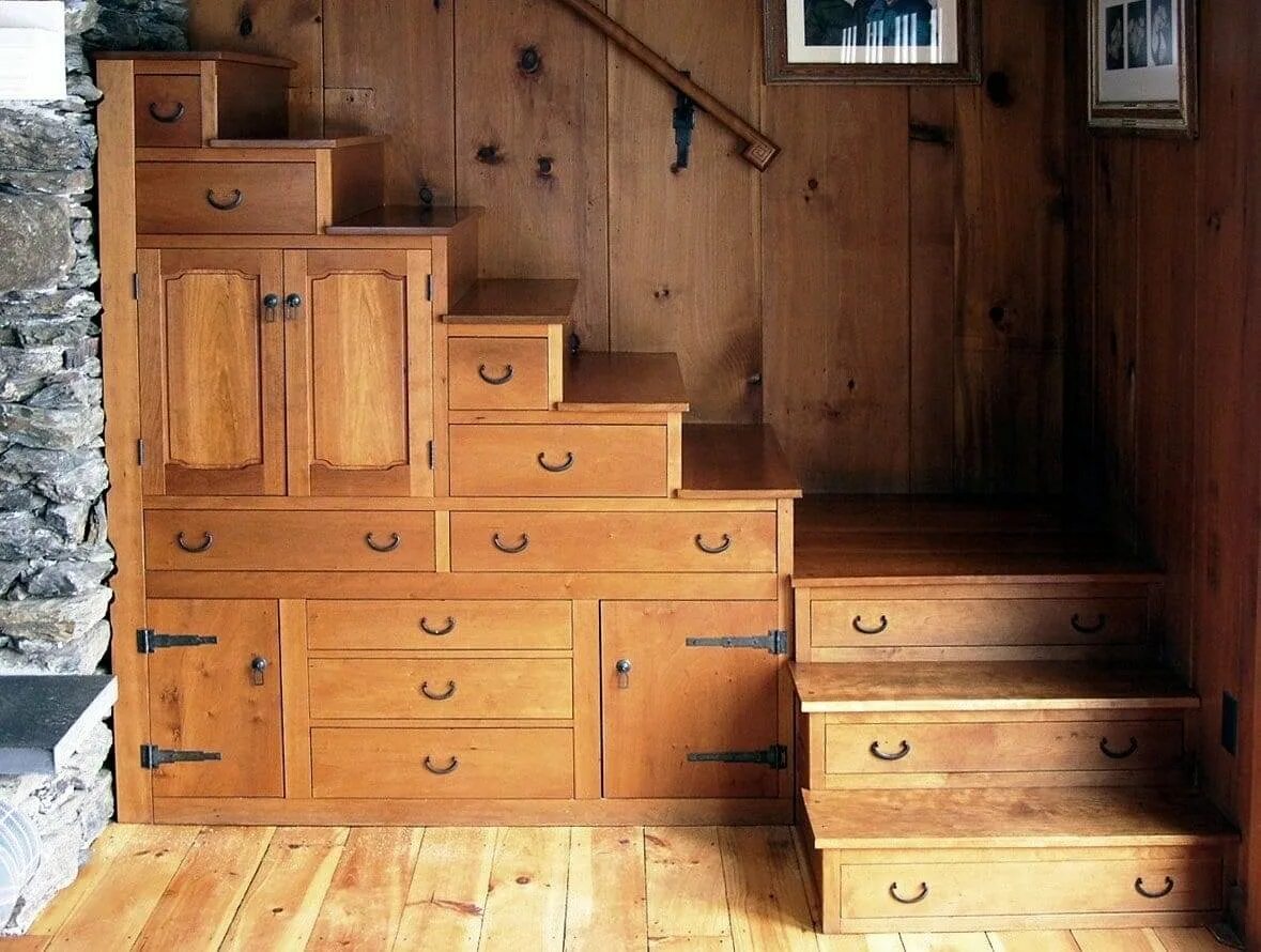 Тини Хаус лестница шкаф. Лестница с ящиками в ступеньках. Деревянная лестница со шкафом. Лестница на второй этаж с ящиками. Дача ступеньками