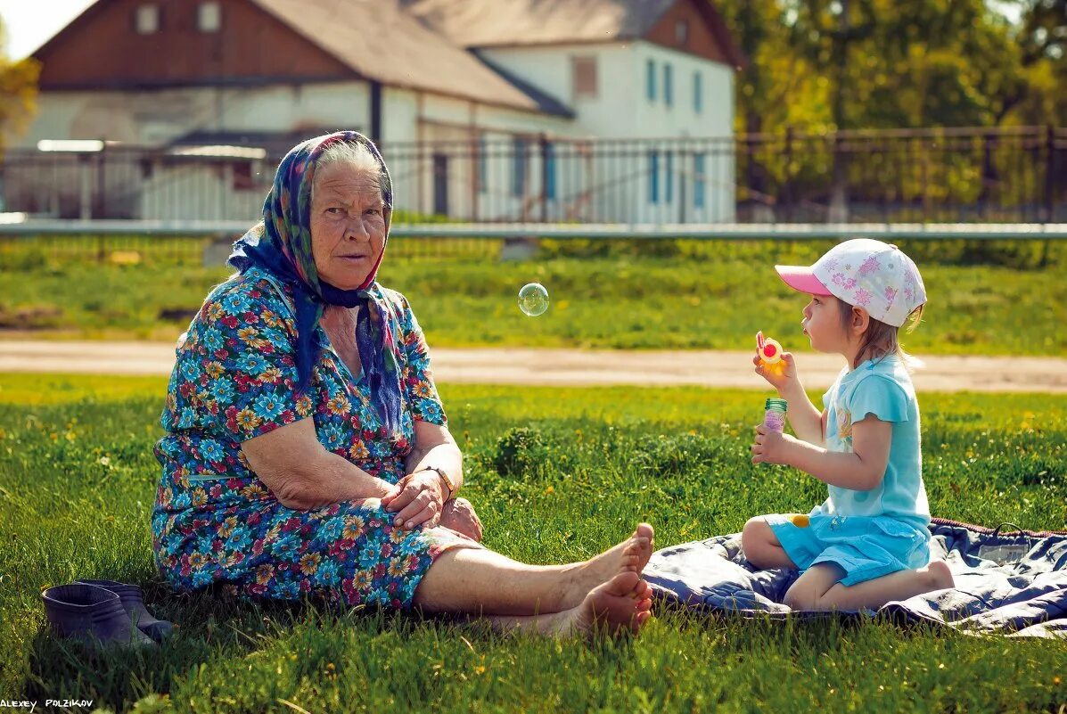 Как помочь внучке. Лето у бабушки в деревне. Бабушка в деревне. Лето в деревне бабушка с внуками. Летом в деревне у бабушки.