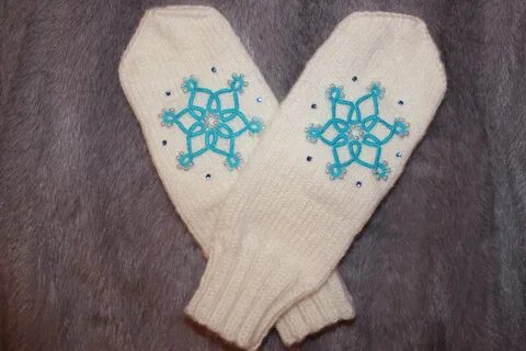 Вышитая снежинка на варежке