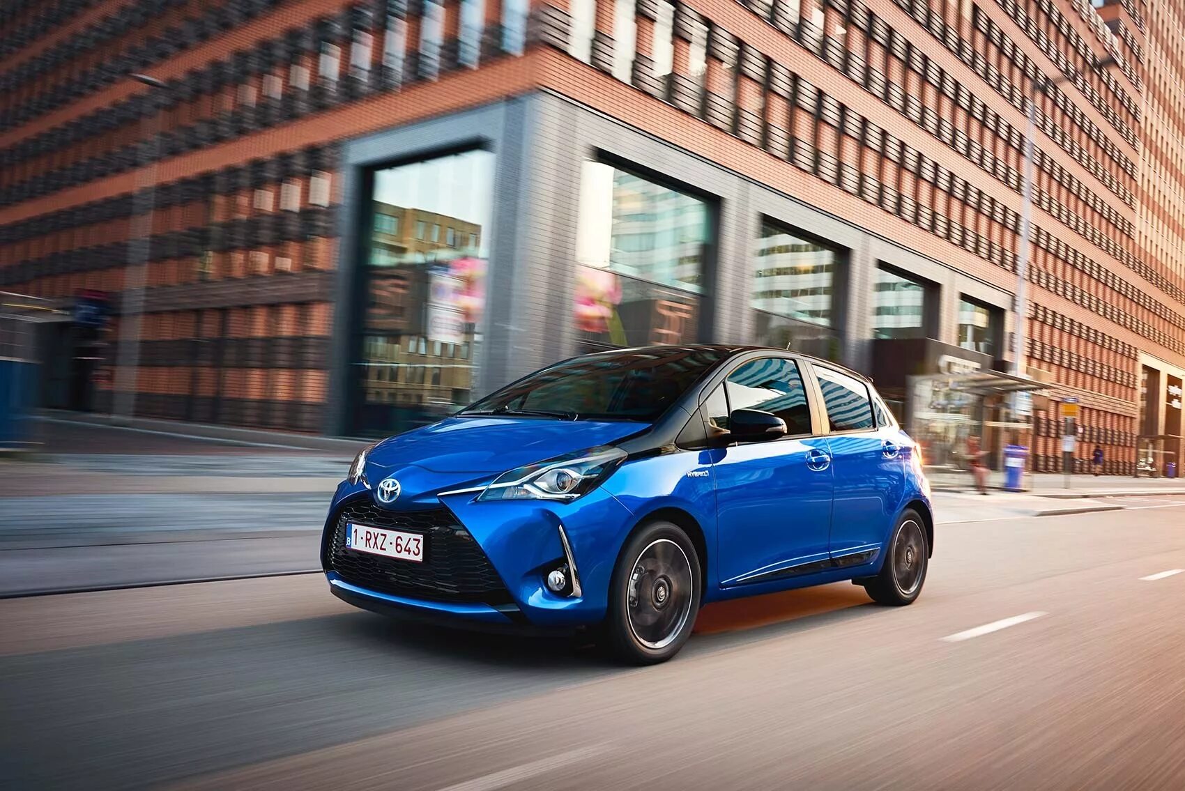 Как называется гибрид. Тойота ярис гибрид. toyota yaris hybrid 2025. тойота ярис 2017 гибрид. тойота ярис гибрид 2025.