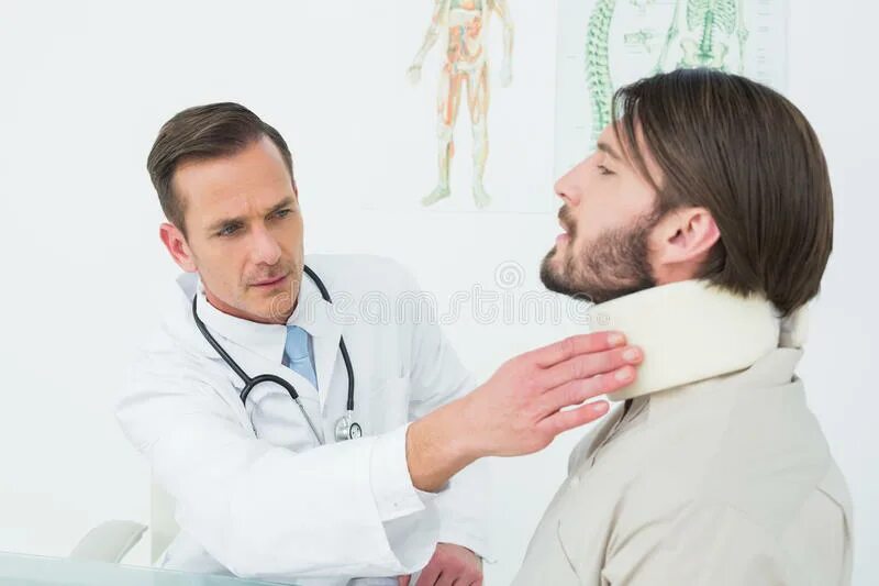 Как называется мужской врач по мужским органам. Врач осматривает шею. Врач осматривает мужчину. Доктор осмотревает мужчину. Чуткий мужчина врач.