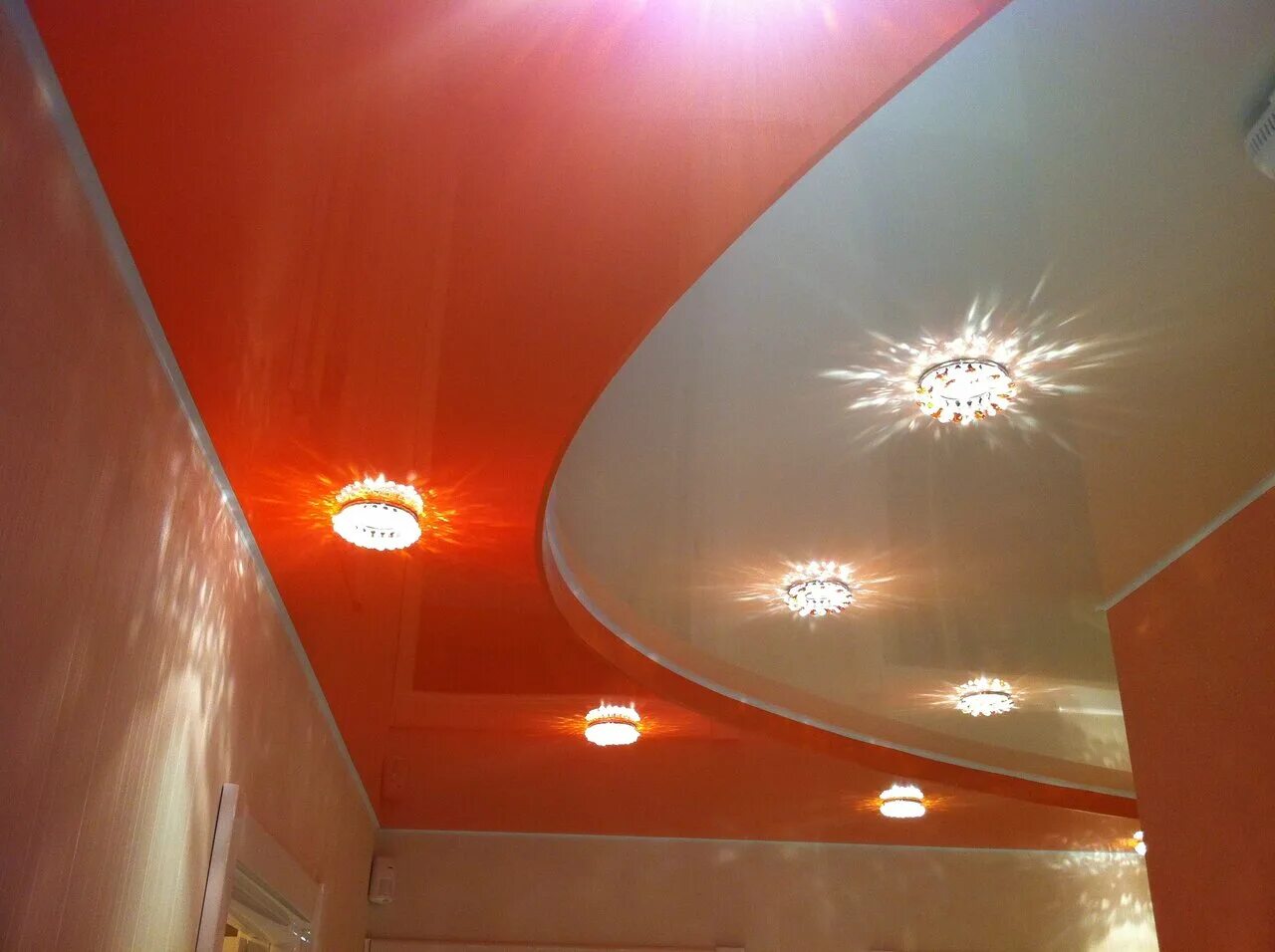 Салатовый потолок. Потолки натяжные двуху. Натяжные потолки. Уссурийск. Многоуровневый потолок с круглым.