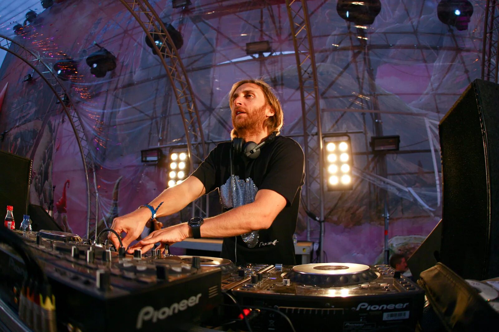David guetta world is. Диджей гуэтта. фото dj david guetta.