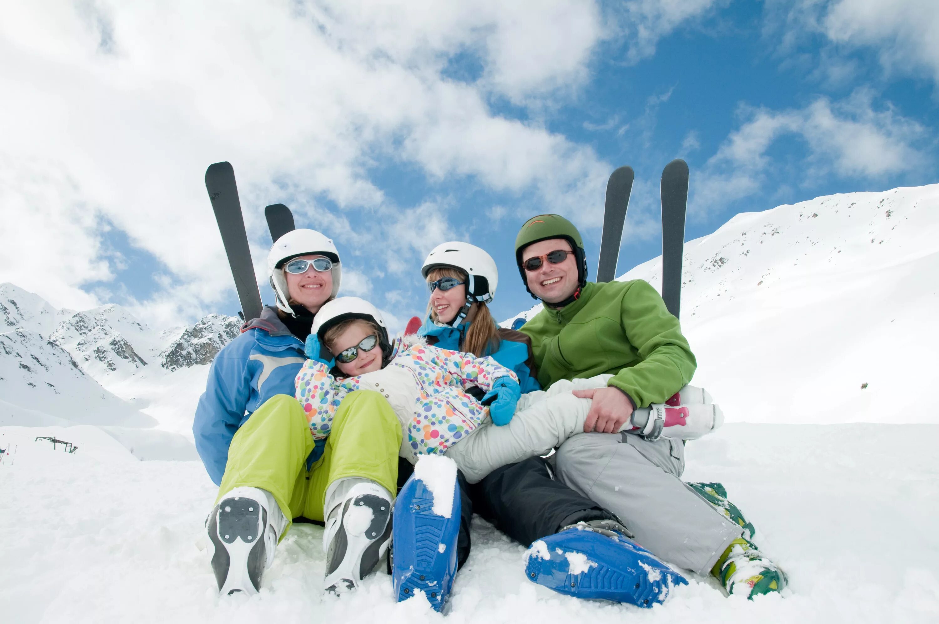 Ski fun. Семья на горных лыжах. Семья на горнолыжном курорте. Семья зима. Семья в горнолыжных костюмах.