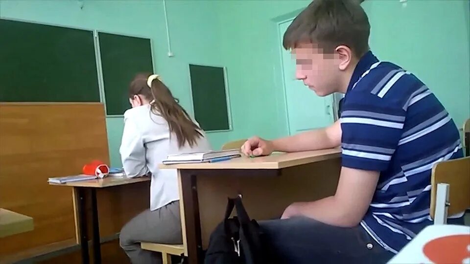 Два ученика. Школьники занимаются этим на уроке. Пристают в школе. Прямо на уроке. Школьник захватил школу.